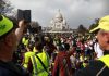 Francia: Los chalecos amarillos defienden el derecho a manifestarse