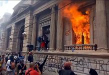 Guatemala: manifestantes irrumpen e incendian el Congreso