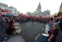 Bandera, bombo y redo: Las Rojas Argentina en la vigilia por el aborto legal