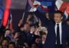 Macron se impuso por amplio margen a Marine Le Pen en una elección con récord de abstención